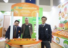 Marco Eleuteri, Paolo e Mario Mellone di AOP Armonia accanto al mobiletto-espositore della linea DolceClementina. Per l'edizione 2016 e' stata presentata la nuova varieta' di clementine Late Comune® a maturazione medio-tardiva.