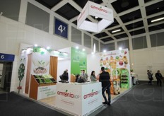 Uno stand in posizione centrale e ad alta visibilita' per la AOP Armonia, primaria associazione di produttori con sede a Battipaglia. Presentata l'intera gamma dei prodotti che compongono l'offerta aziendale: prodotti bio (in particolare insalate adulte e cavoli rapa) a marchio ArmoniaBio e la linea Fresh Italian Salads con cui vengono distribuite le insalate.