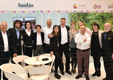 Una bella foto collettiva presso lo stand AVI, rappresentante in esclusiva della linea di uve senza semi ARRA, sviluppate dalla californiana GRAPA Varieties Company della famiglia Karniel.