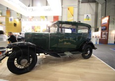 Una splendida auto d'epoca fa bella mostra di se' nello stand dell'Agricola Gloria Due.