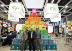 Intenso il lavoro di collaborazione che Alma Seges ha intrapreso nel 2015 con Legambiente, su una piattaforma comune legata alla promozione della Dieta Mediterranea, al sostegno ai piccoli agricoltori locali e all'avvio di pratiche sostenibili e filiere virtuose in campo agricolo. In foto: Pasquale Imparato, Aristide Valente e Giuseppe Russo.