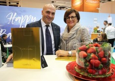 "Luca Braia, assessore politiche agricole e forestali Regione Basilicata, insieme a Carmela Suriano, direttore marketing della Suriano&Casalnuovo nonche' general manager di Planitalia, azienda vivaistica leader nel settore, e ideatrice del Club Candonga. In primo piano, il nuovo volume "Ricette d'Autore" il libro che raccoglie brevi biografie e grandi ricette – tutte a base di Candonga Fragola Top Quality - di Chef stellati o nomi influenti della cucina lucana."