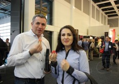 "Due visitatori di Fruit Logistica "pizzicati in flagrante". Erano appena stati allo stand del Club Candonga, all'interno della collettiva Regione Basilicata: le fragole che mangiano vengono da li'. Sembrano apprezzare."