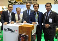 Team della Nicofruit, tutto al maschile: Francesco Nicodemo, Vito Dematteis, Alessandro Tristano, Federico e Demetrio Nicodemo.
