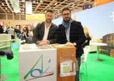 Nello stand della Regione Basilicata troviamo anche Vincenzo e Claudio Scarnato dell'omonima azienda agricola facente parte dell'Organizzazione di produttori Agora'. L'azienda agricola Scarnato, che oggi e' una importante realta' produttiva con sede a Scanzano, nel cuore del Metapontino, produce fragole, drupacee, agrumi e kiwi.