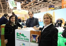 "In rappresentanza della OP Esedra, la cooperativa Primo Sole di Montescaglioso, in provincia di Matera. In foto: l'amministratore unico, Giuseppe "Peppino" Appio, insieme alla moglie Camilla (a sinistra) e alla responsabile amministrativa, Katia Menzano (a destra)."