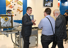 Giampaolo Fantinato della Bilanciai a colloquio con alcuni clienti.