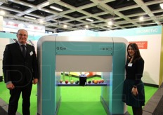 La Biometic e' specializzata in scanner per scovare ogni imperfezione della frutta. A sinistra Alessandro Gatta, sales e project manager della ditta, a destra Arianna Giudiceandrea, product manager. Al centro la Q Eye, lo scanner Biometic per eccellenza.