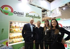 ‎Stand OP Oasi, societa' agricola consortile fornitore di Bonduelle. Da sinistra: Luigi Barbuto (direttore sviluppo e strategie commerciali Bonduelle Fresh), Antonio Salvatore (Bonduelle Italia), Giuseppina Aceti (responsabile amministrativo Op Oasi) e Sara Balduzzi (Bonduelle Italia).
