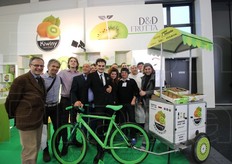 Foto di gruppo per la DeD Frutta e la societa' agricola F.lli Breitenberger, detentrice del marchio Kiwiny per la commercializzazione di kiwi biologico fresco e trasformato.