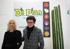 Katarina Barbasova e Riccardo Di Pisa. L'azienda Di Pisa e' specializzata nella commercializzazione di prodotti ortofrutticoli sul mercato all'ingrosso di Bologna. Qui siamo nello stand collettivo del Caab - Centro Agro Alimentare di Bologna, il mercato all'ingrosso appunto del capoluogo emiliano.