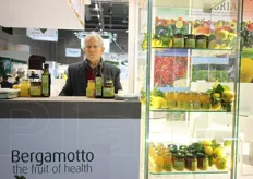 Stand Produttori di Bergamotto - Unionberg. In foto, Luigi Frammartino dell'omonima azienda agricola di Bovalino (RC), che offre l'agrume fresco da ottobre a febbraio e anche il prodotto trasformato.