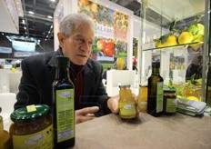 "Frammartino mostra la bevanda a base di succo di bergamotto, prodotta in bottiglietta in vetro da 200 ml. "E' un prodotto genuino, senza conservanti ne' altri additivi. Gli ingredienti sono succo di bergamotto e acqua. I bergamotti sono coltivati in azienda con il metodo biologico"."