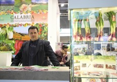 Michele Ruggiero, titolare dell'omonima azienda agricola di Campora S. Giovanni (CS), socia della APOA Bruzia, che concentra l'offerta di prodotti ortofrutticoli della Piana di Sibari. L'azienda Ruggiero mette a disposizione della sua clientela un'ottima scelta di prodotti biologici, ortaggi, specialità agricole, verdure, frutta e le famose e apprezzate cipolle di Tropea.