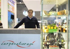 Angelo Minisci, presidente di Carpenaturam, nello stand della Calabria.