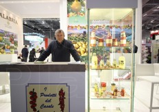 "Arturo Prattico' dell'omonima azienda agricola di Africo Nuovo (RC), specializzata nella coltivazione e trasformazione di ortaggi e frutta in salse, sughi, creme, conserve, sottoli, confetture e succhi, tra cui la spremuta di bergamotto, a marchio "I prodotti del Casale"."