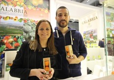 A Berlino sbarca anche Clementime, progetto calabrese che porta in tutta Europa le clementine della Sibaritide dall'albero al consumatore attraverso i distributori automatici di prodotti freschi. In foto: l'amministratore dell'azienda Francesco Rizzo e la hostess Camilla.