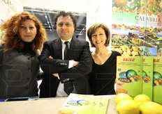 All'interno dello stand collettivo della Regione Calabria, presente anche la OP Copam di Varapodio (RC), specializzata in particolare in agrumi e kiwi. In foto: Mariangela Troiano, Rocco Scarpari e Gilda Sacco.