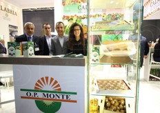 Stand dell'Organizzazione di Produttori-OP Monte di Polistena (RC). In foto: Giovanni Romeo (direttore commerciale, primo a sinistra) e Francesco Sorace (direttore della OP, secondo da destra) insieme ai figli Vincenzo e Alessia, nuova linfa aziendale.