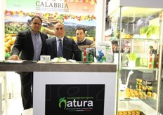 Stand della Organizzazione di produttori Natura di Polistena (RC). In foto, da sinistra a destra: Giovanni Turra' dell'omonima azienda agricola socia della OP, il presidente Vincenzo Giuseppe Filardo e l'agronomo Giuseppe Camastra.