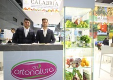 Domenico e Fortunato Falcone della OP Ortonatura, realta' nata dall'esperienza di cinque aziende calabresi unite dalla passione per la loro terra e che da oltre 40 anni operano nel settore ortofrutticolo. Specializzata in basilico, fragole, cipolla rossa, peperoncino e clementine.
