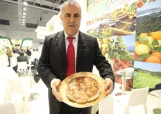Allo stand della Regione Calabria, Battista Muraca ci mostra una pizza...non proprio come le altre. L'acqua dell'impasto e' infatti stata sostituita da succo proveniente dalle sue Angurie dello Sceriffo.