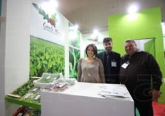 "Antonella Cioffi, Girolamo e Carlo Mirra dell'omonima azienda agricola di Eboli (SA), specializzata in orticole. "Siamo venuti a Berlino per consolidare i nostri contatti e ricercarne di nuovi. Puntiamo a un rafforzamento della nostra rete commerciale". L'azienda era presente all'interno del City Cube Hall B."