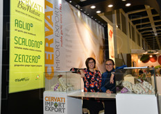 Due volti femminili presso lo stand dello specialista in aglio e scalogno: Federica Girotto e Lola Quartedo.