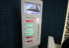 Tra i servizi del CityCube Berlin questo; si tratta di una colonnina per la ricarica di telefoni cellulari, smartphone e tablet.