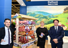 Davide Grossi, Sara Nardella e Francesco Delfanti presso lo stand aziendale. Delfanti Trade e' specializzata da oltre 40 anni nel confezionamento e commercializzazione di cipolla, scalogno e aglio.