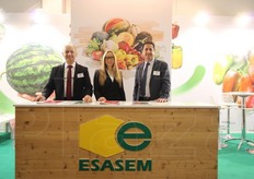 Franco Da Re, area manager per il centro-nord Italia dell'azienda sementiera Esasem, insieme alla hostess Giorgia e a Jesus Ariza Urbano, product development agent per la Penisola Iberica.