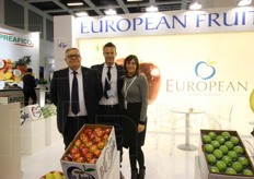 I membri della famiglia Detomi, titolari della European Fruit Group Italy con sede a San Giovanni Lupatoto (Verona). Per dodici mesi l'anno, commercializza mele, pesche e nettarine, uva, albicocche, kiwi, susine, prugne e pere. Da sinistra: Renato Detomi e i figli Nicola e Martina.
