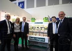 Stand della societa' agricola Euroverde di Azzano Mella (BS), specializzata nella trasformazione di vegetali freschi. Da sinistra: Alberto Grasselli (responsabile qualita'), Luisa Mastromatteo (responsabile commerciale), Fabrizio Ziliani (presidente), Daniele Chiartano (responsabile vendite) e Stefano Cazzador (export manager).