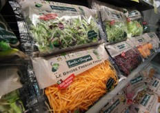 Sotto il marchio Bonta' di Stagione l'Euroverde commercializza una grande varieta' di prodotti di I e IV gamma; la novita' di quest'edizione di Fruit Logistica erano i mini pack (confezioni piu' piccole per single o coppie) e le confezioni in polistirolo per il settore HoReCa.