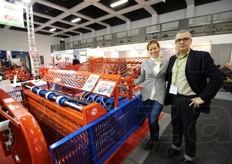 Elisa De Biasi e Riccardo Preti, della Ferrari Costruzioni Meccaniche. Dopo la presentazione a fine gennaio, a Orticoltura Tecnica in Campo, l'azienda di Guidizzolo (MN) specializzata in macchine per l'orticoltura in serra e in campo aperto ha portato a Berlino la Fast Block (in foto), una trapiantatrice high tech per quelle aree dove i trapianti avvengono su file molto strette.