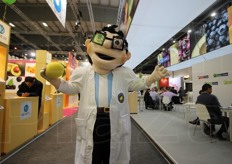 La mascotte della All Lemon. Questa, come tutte le altre a zonzo per Fruit Logistica, danno quel je ne sais pas qua alla fiera.