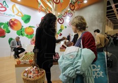 "E in vista poi dell'imminente festa di San Valentino, non poteva mancare la distribuzione dei famosi pomi "Mela I Love" della Giaccio. A distribuirle la hostess presente allo stand."