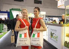 'The extraordinary italian tasta' recita la borsa di queste due belle figuranti in giro per Fruit Logistica per promuovere l'Italia.
