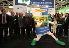Succede anche questo a Fruit Logistica: il photobombing di questa mascotte de La Linea Verde durante una foto di gruppo. Fotografo e pubblico hanno apprezzato.