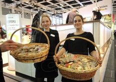 Due promoter della Leni's. Possiamo testimoniare che in fiera quegli snack sono andati a ruba.