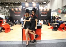 Le due figuranti all'ingresso dello stand della Harmonie.