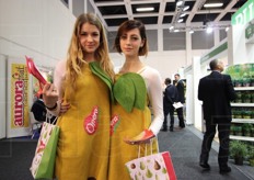 Due mascotte di Opera in giro per la fiera.