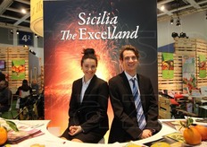 Promoter in posa nello stand collettivo siciliano.