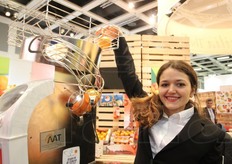 Lei, promoter presso lo stand collettivo siciliano, si e' prestata a questo scatto mentre carica una macchina della AAT di Catania per le spremute d'arancia... ovviamente sono arance siciliane.