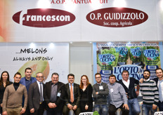 Foto di gruppo presso lo stand della AOP Mantua, che riunisce le Organizzazioni di Produttori Francescon e Guidizzolo. Da sinistra a destra: Valentina Chizzoni, Matteo Lo Giudice, Mauro Francescon, Silvano Chieregati, Massimo Cimarosti, Bruno Francescon, Margherita Avigni, Mattia Gandini, Enrico Gandini, Stelio Porrini, Demis Spazzini e Francesco Porrini.