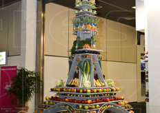 Un bel display di frutta e verdura francese a forma di Tour Eiffel.