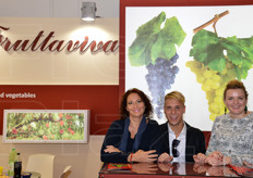 Foto di gruppo presso lo stand Fruttaviva. Al centro, Daniele Bussadori.