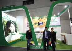 Alessia, Attilio e Serena Villari dell'omonimo Gruppo di Roccalumera (ME), azienda a gestione familiare specializzata soprattutto nella produzione e vendita all'ingrosso di limoni di Sicilia, gia' confezionati.