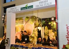 Lo stand della ditta Hans Klotz, con sede a Bolzano: il commercio di prodotti ortofrutticoli italiani, freschi come appena raccolti, e' il fulcro della sua attivita'. Lo stand ha ospitato anche la frutta a marchio Julius della ditta Ceccarelli Giulio di Longiano (FC).