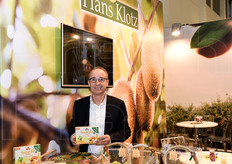 Hans Klotz mostra alcuni prodotti trasformati a base di frutta.